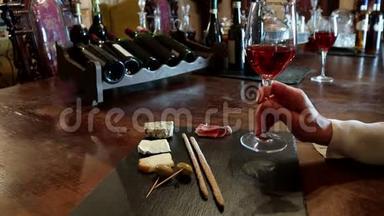 酒杯和奶酪盘。 葡萄酒测试。 验酒，水晶杯，红酒，奶酪，吧台背景..